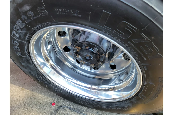 Truck polish and metals polish image 3