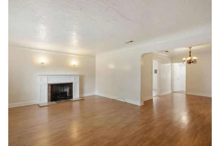 $2050 : Spacious 2 Bedroom in Lynwood image 4