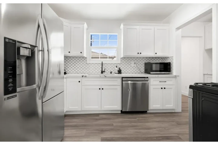 $2500 : 3Bed 2Bath House in South Gate image 5