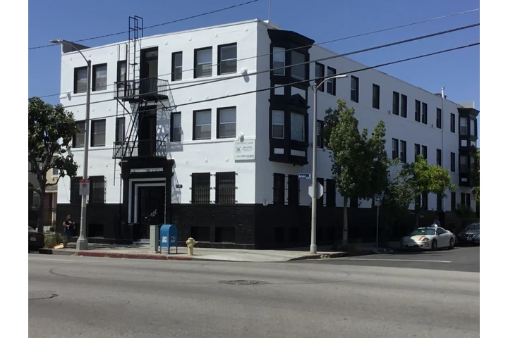 $1395 : SINGLE  FULLY RENOVATED APT image 1