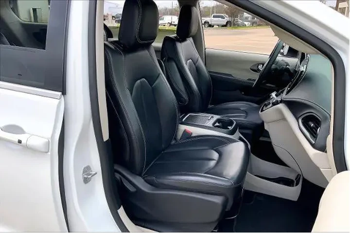 $25889 : Chrysler Pacifica Plug-In Hy image 9