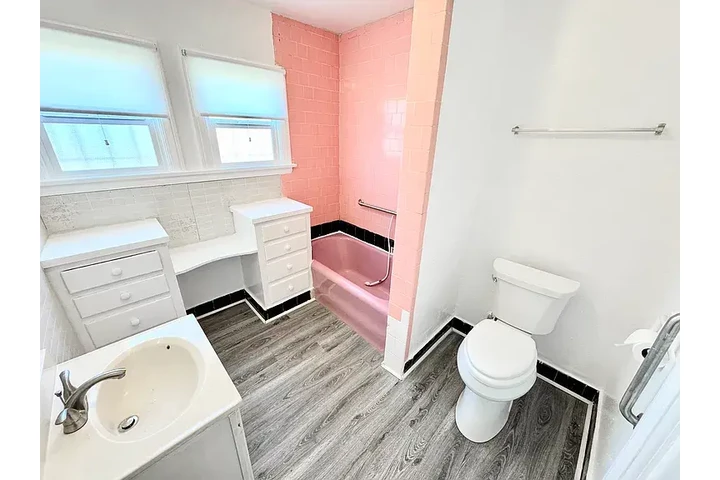 $1000 : Super cute, open floorplan wit image 2