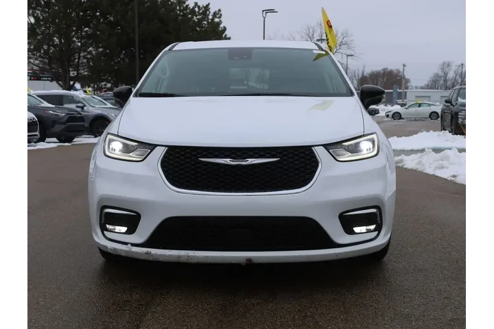 $29990 : Chrysler Pacifica 2024 Touri image 3