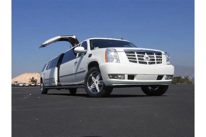 13233856621 LIMO& PARTY BUS image 2