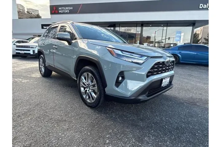 $31890 : Toyota RAV4 2023 AWD XLE Pre image 2