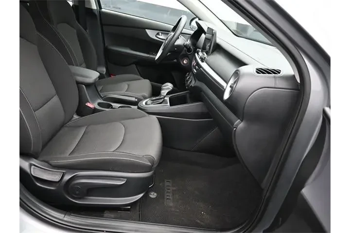 $17585 : Kia Forte 2024 LXS 4dr Sedan image 7