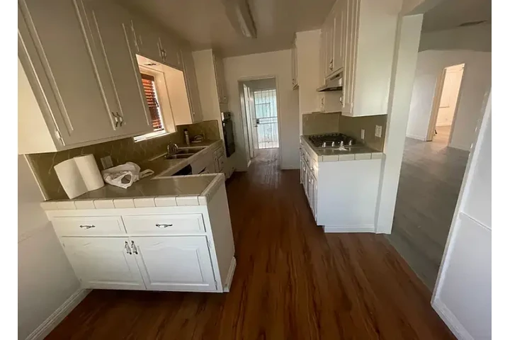 $2660 : Upgraded bathroom, patio huge image 1