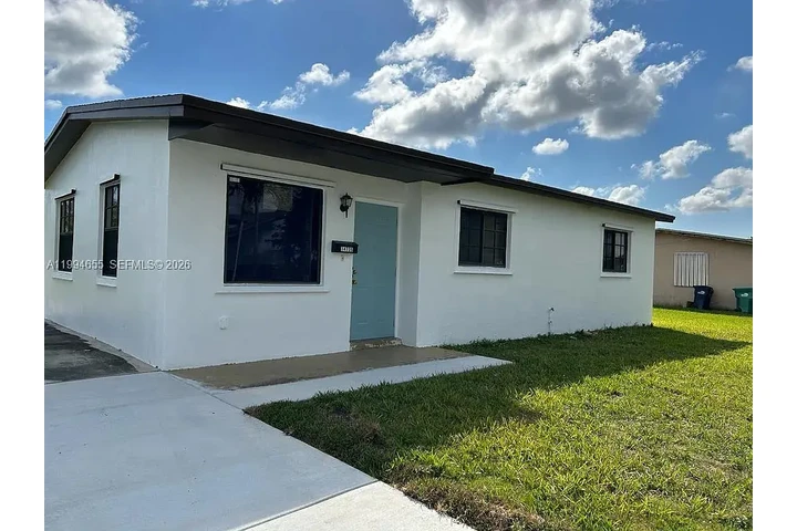 $700 : Home..Miami, FL image 1