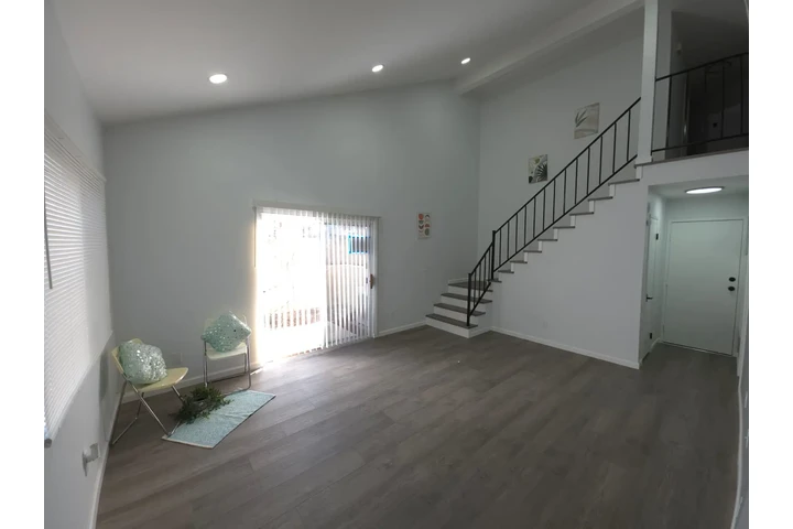 $2590 : Bella casa remodelada 2 pisos image 4