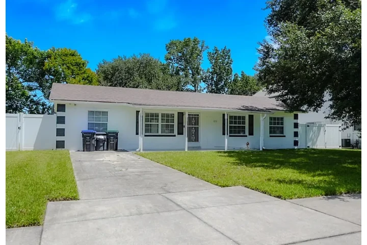 $1000 : cute beautiful 3 bath home image 1