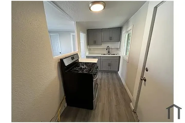 $900 : Move in Ready Beautiful 2 bedr image 6