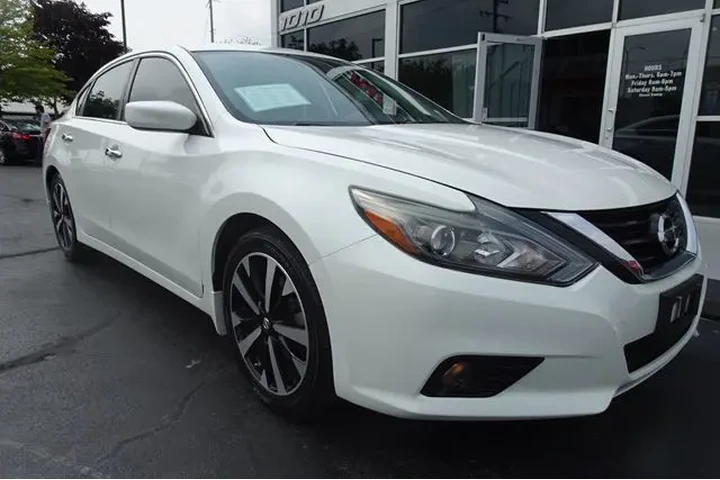 2018 Altima image 2