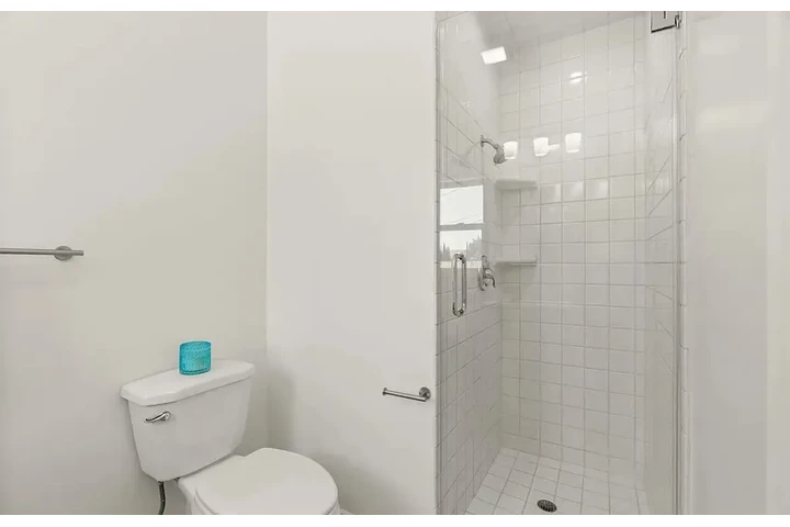 $2470 : 3 Bedroom House in South LA image 8