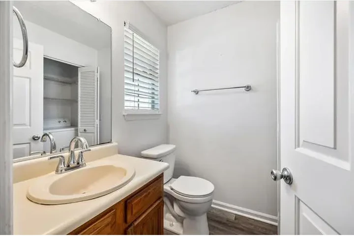 $1450 : Nice 2 Bedroom/1.5 Bath image 5