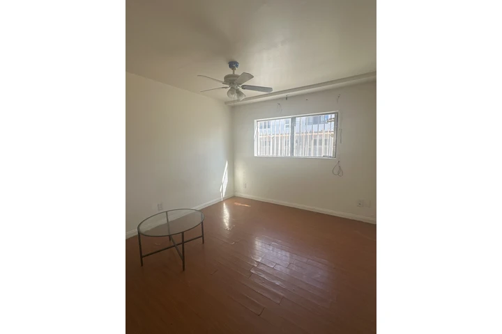 $1100 : Cuarto en Renta image 1
