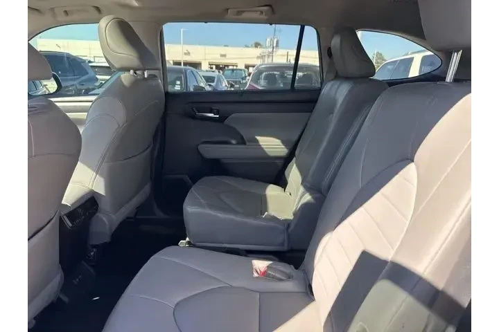 $37655 : Toyota Highlander 2024 LE 4d image 8