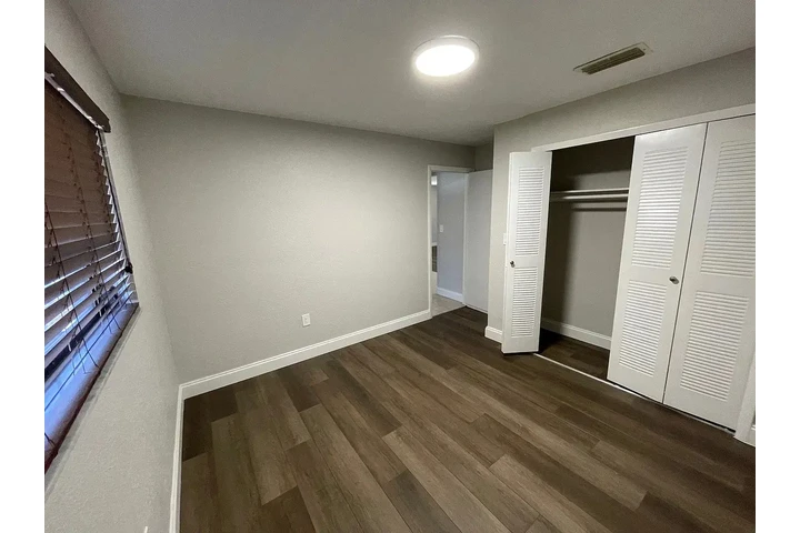 $900 : charming HOME ..Miami, FL image 4