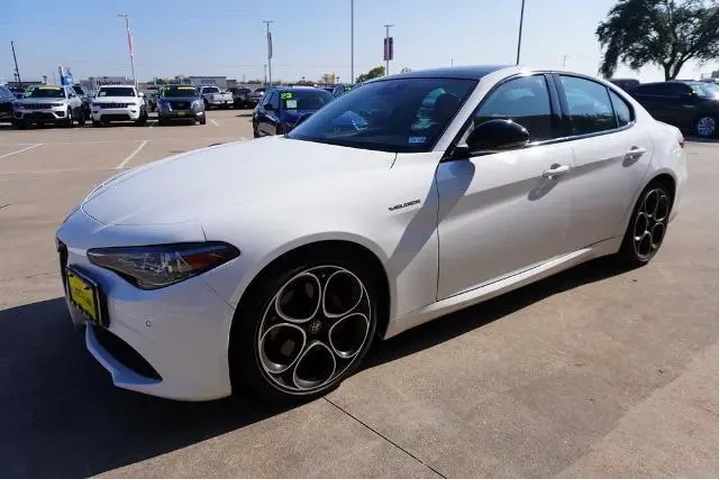 $28988 : Alfa Romeo Giulia 2022 Ti 4d image 3