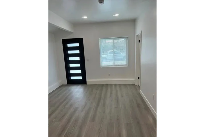 $1100 : estudio recién reformado image 4