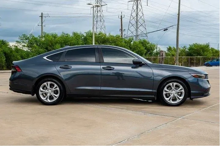 $23489 : Honda Accord 2024 LX 4dr Sed image 4