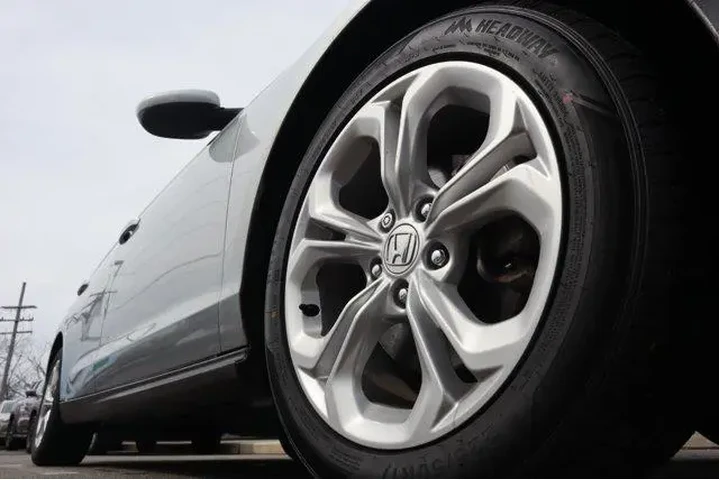 $22078 : Honda Accord 2024 LX 4dr Sed image 10