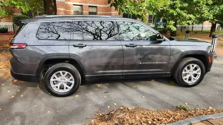 $29995 : 2021 Grand Cherokee L Limited image 7