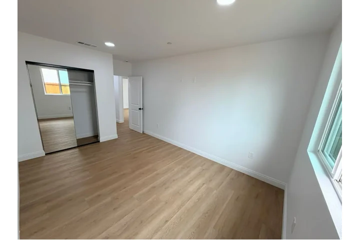 $2500 : 3 Bedroom Home in Van Ness Ave image 2