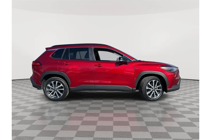 $32979 : 2025 Corolla Cross XLE image 9