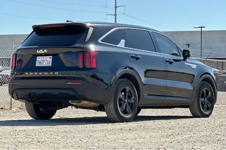 $21588 : Kia Sorento 2022 LX 4dr SUV image 4