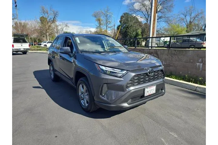 $36995 : Toyota RAV4 2025 AWD XLE 4dr image 1