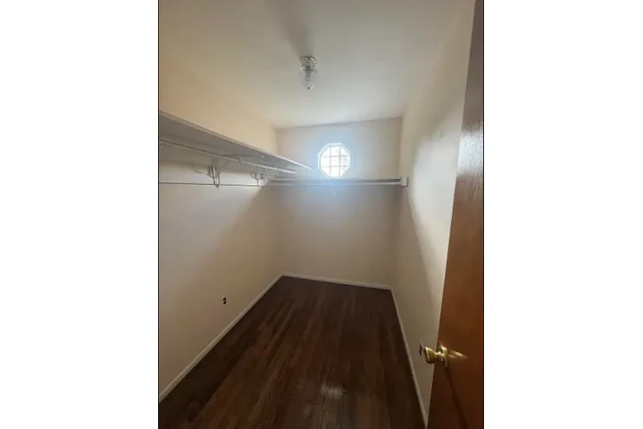$1000 : Fully Renovated 1-Bedroom Apar image 5
