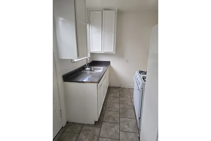 $1750 : 1 Bedroom 1 Bath Unit image 4