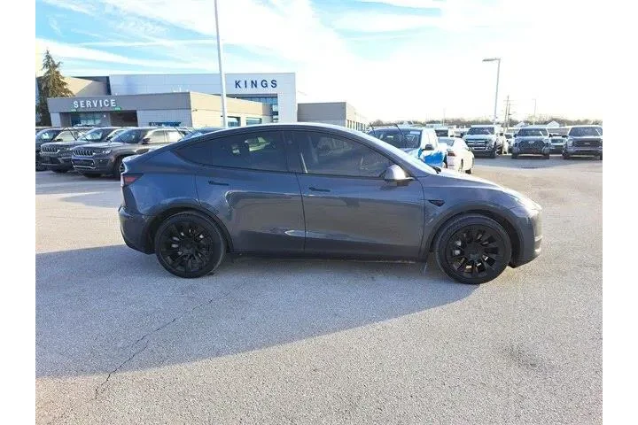 $28384 : Tesla Model Y 2023 AWD Long image 6