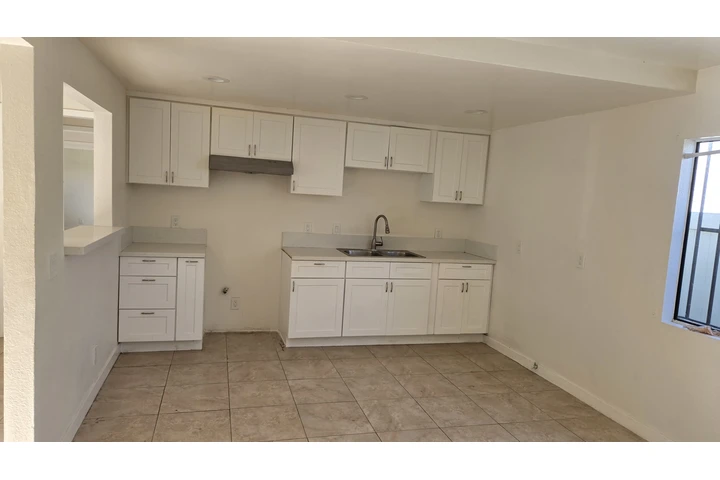 $2600 : 2 bedroom front house image 5