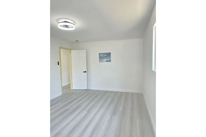 $2500 : 3 BED 2BATH IN COLDEN AVE, LA image 8