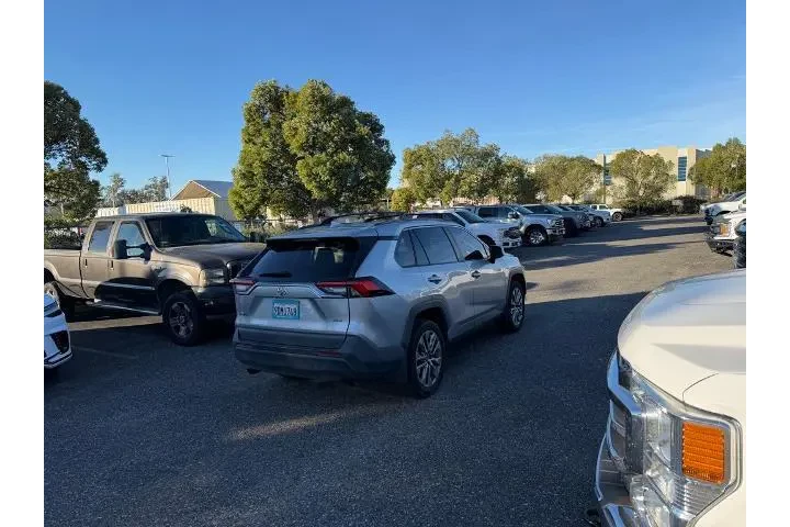 $24400 : Toyota RAV4 2022 XLE Premium image 3