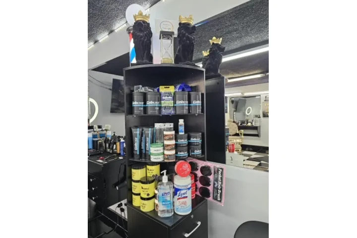 Peluquería y barbería image 2