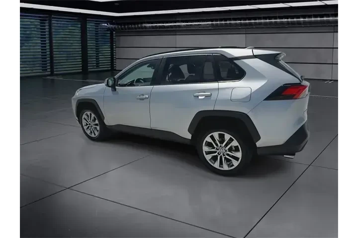 $28988 : Toyota RAV4 2021 AWD XLE Pre image 6