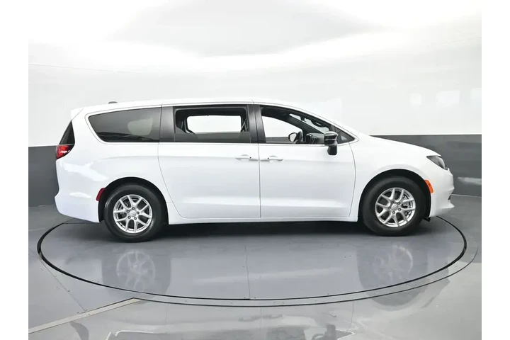 $39740 : Chrysler Voyager 2026 LX 4dr image 7