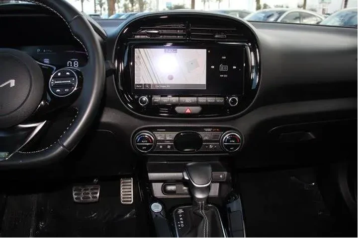 $20302 : Kia Soul 2024 GT-Line 4dr Cr image 7