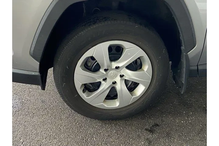 Toyota RAV4 2021 AWD LE 4dr image 9