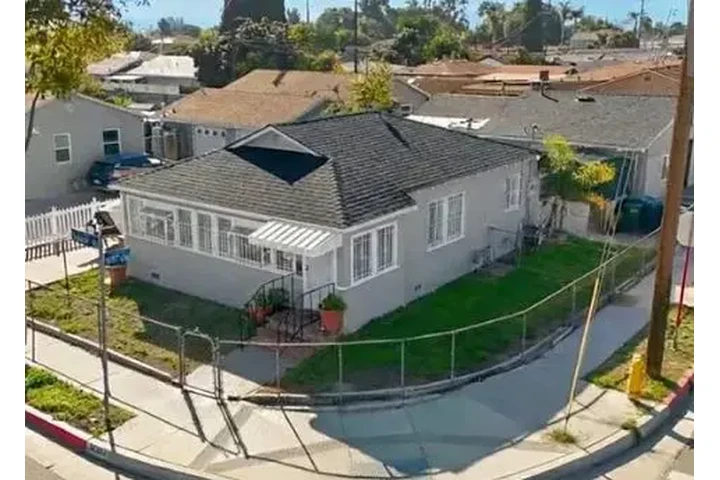 $1750 : READY FOR MOVE IN Paramount image 1