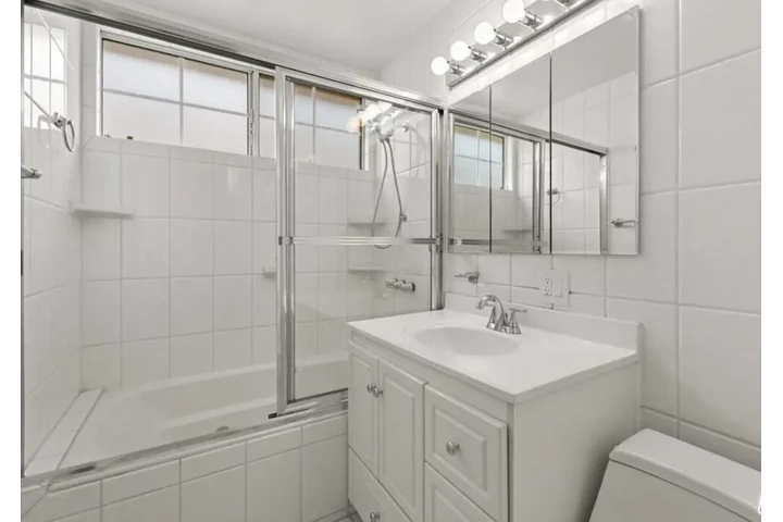 $2400 : Nice 3Bedroom House in LA image 9