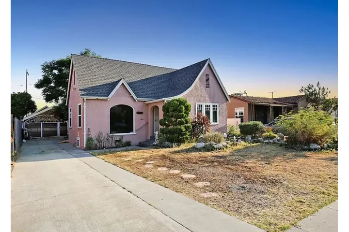 $2800 : The backyard is a true oasis, image 1