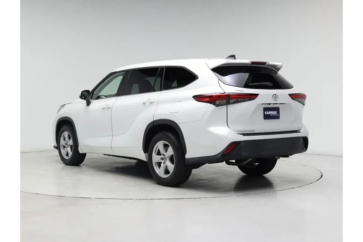 $31998 : Toyota Highlander 2022 LE 4d image 2