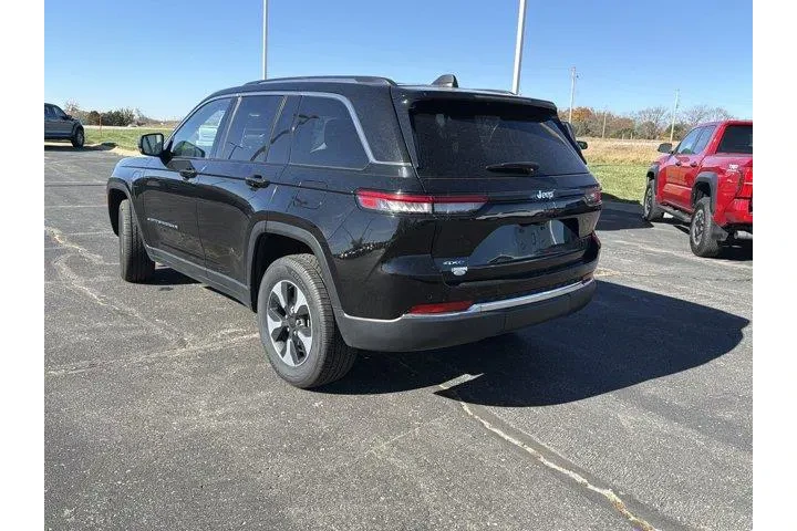 Jeep Grand Cherokee 2024 4x4 image 3