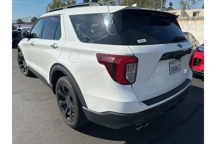 $33225 : Ford Explorer 2021 AWD ST 4d image 2