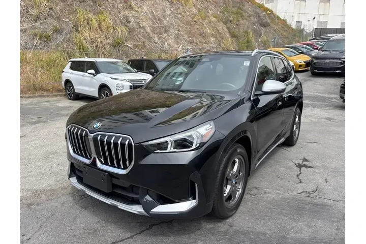 $30388 : BMW X1 2024 AWD xDrive28i 4d image 3
