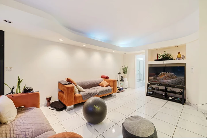 $1100 : Alquiler de cuarto en casa esp image 6
