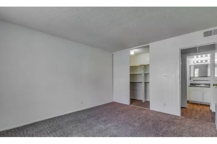 $1000 : 1Beds  Apt in Las Vegas, NV image 3